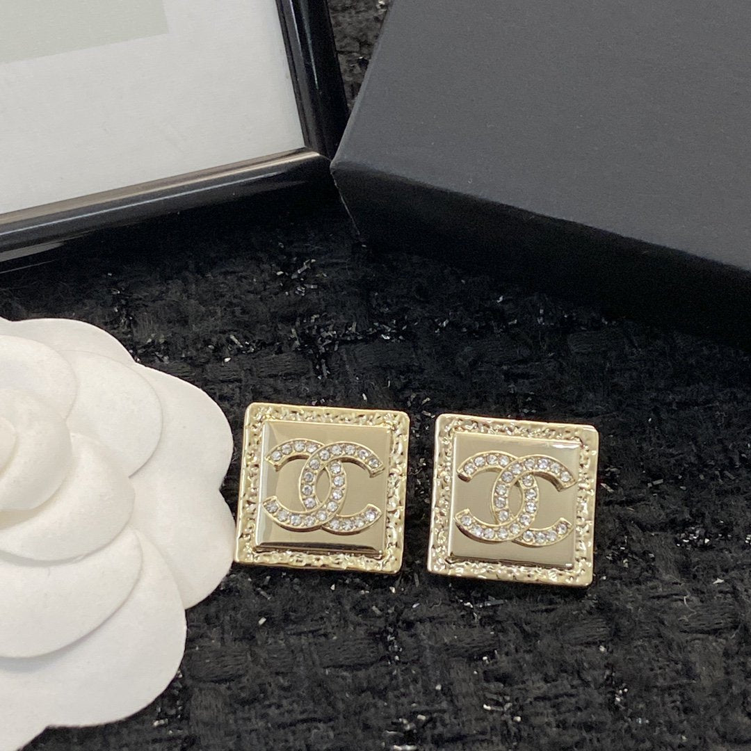 Boucles d'oreilles carrées en or rose et diamants CC