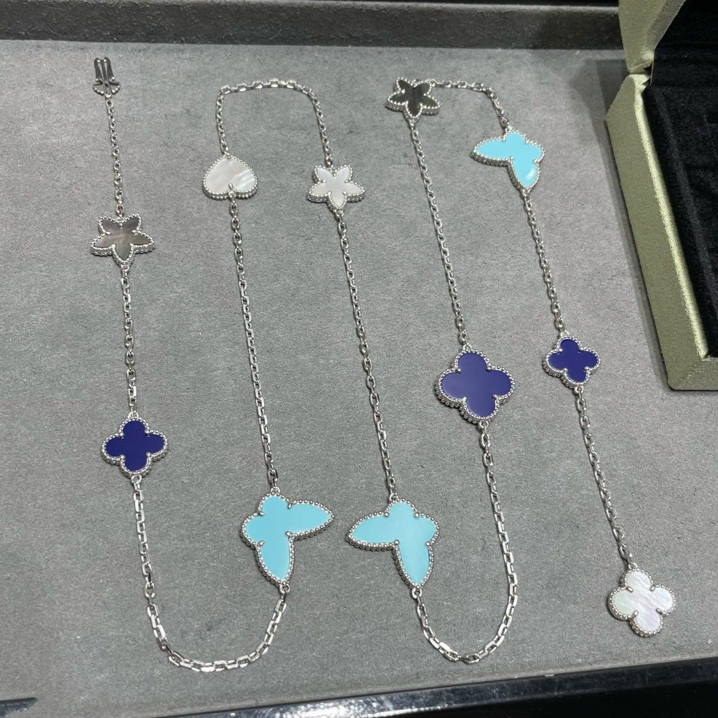 COLLIER DIANA LUCKY CLOVER EN ARGENT À 11 MOTIFS
