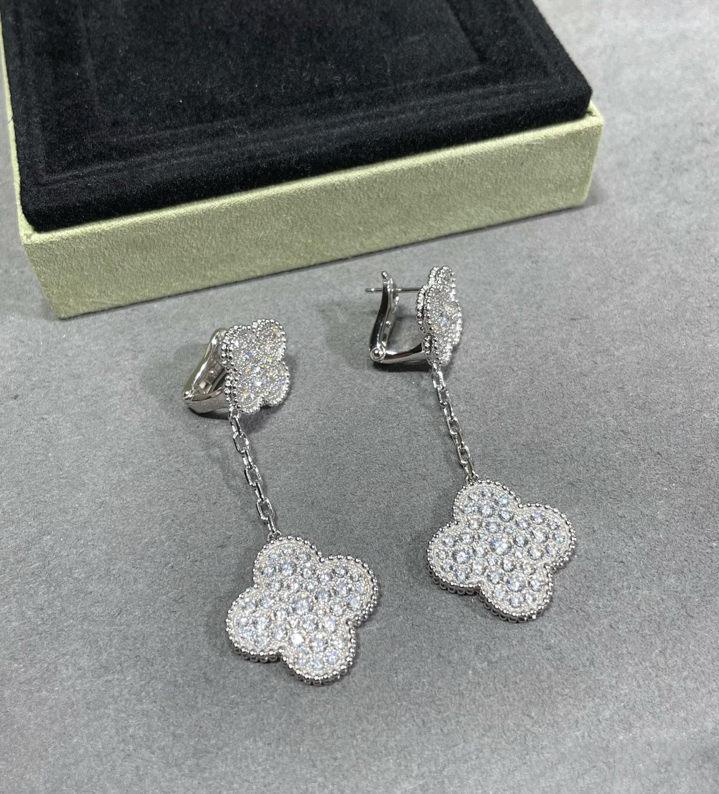 PENDIENTES DE PLATA CON PAVÉ DE DIAMANTES Y 2 MOTIVOS DE TRÉBOL DE DIANA