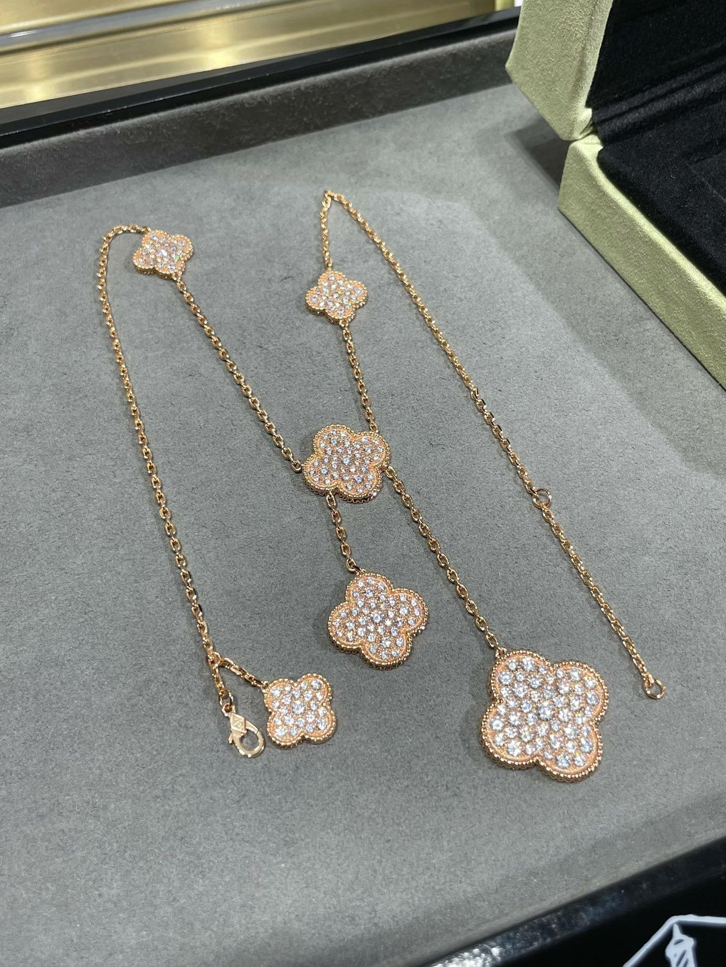 COLLAR DIANA CLOVER CON 6 MOTIVOS Y DIAMANTES PAVÉ