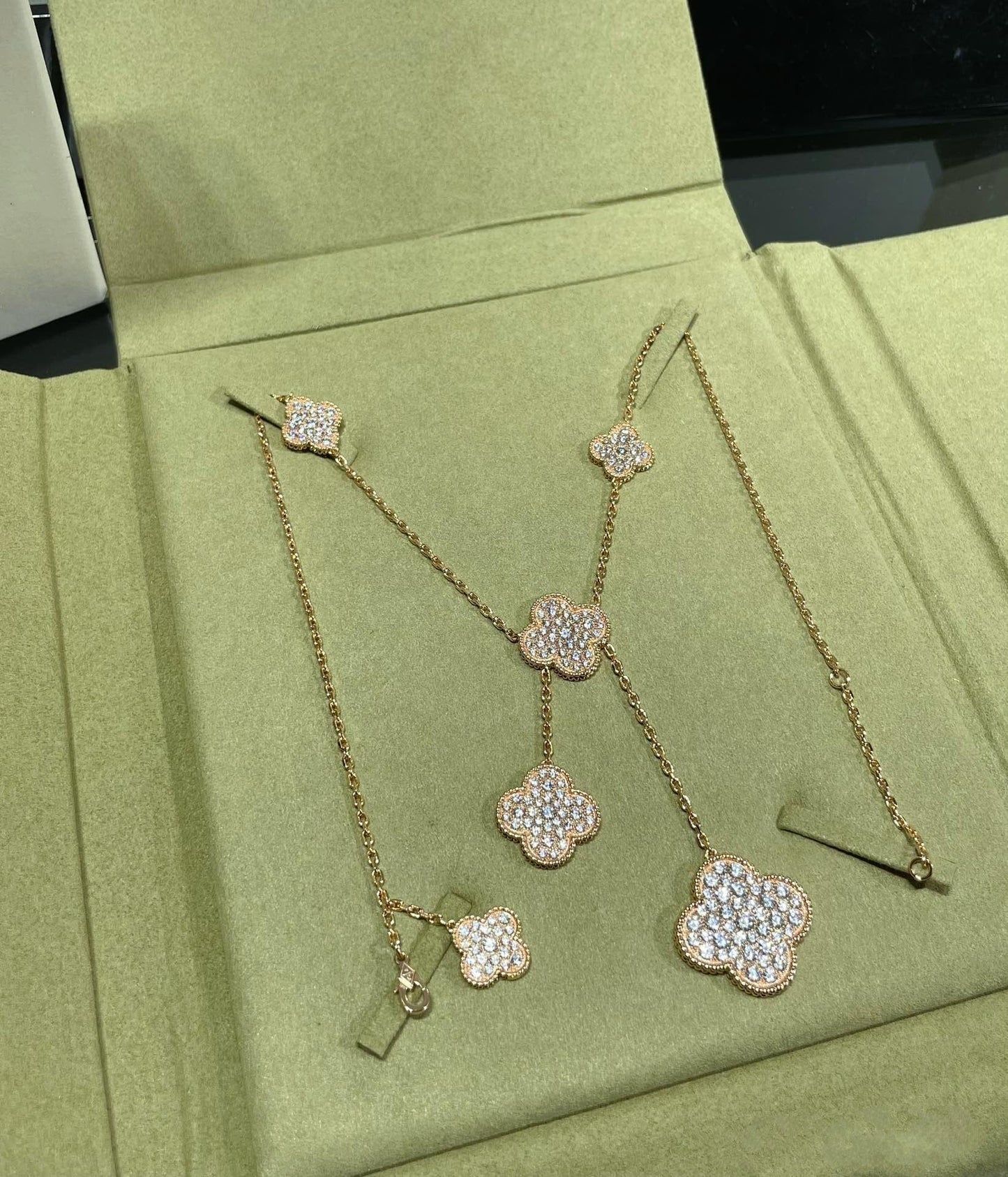 COLLAR DIANA CLOVER CON 6 MOTIVOS Y DIAMANTES PAVÉ