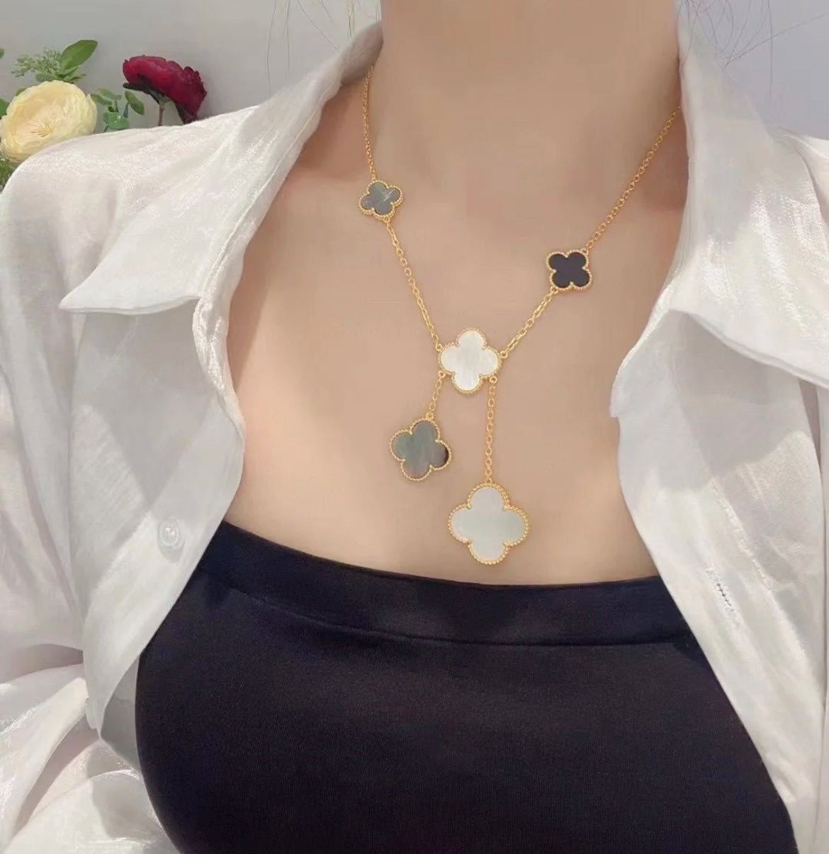 COLLAR DE ORO CON ÓNIX Y 6 MOTIVOS DE TRÉBOL DE DIANA