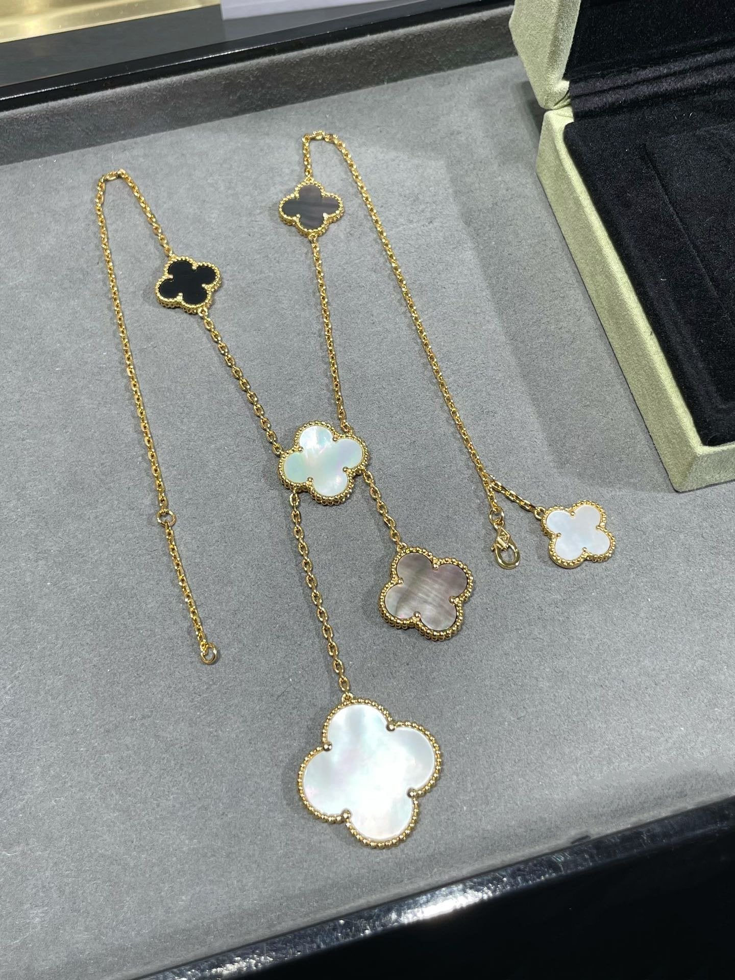 COLLAR DE ORO CON ÓNIX Y 6 MOTIVOS DE TRÉBOL DE DIANA