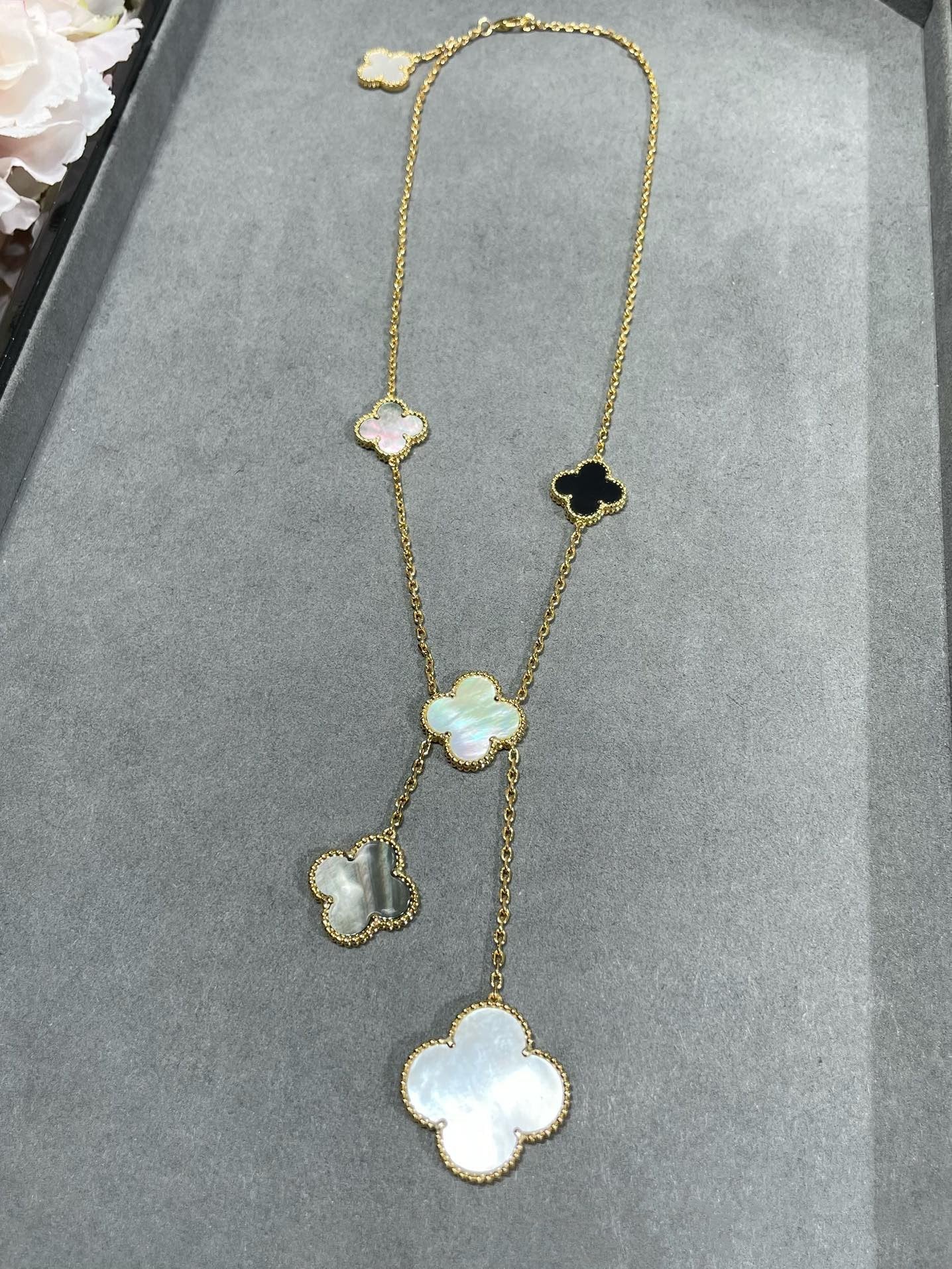 COLLAR DE ORO CON ÓNIX Y 6 MOTIVOS DE TRÉBOL DE DIANA