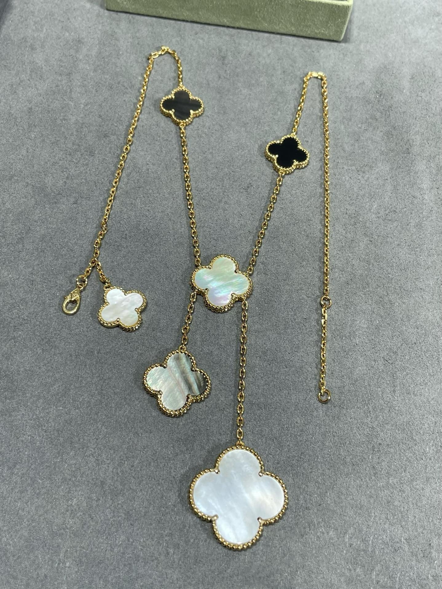 COLLAR DE ORO CON ÓNIX Y 6 MOTIVOS DE TRÉBOL DE DIANA