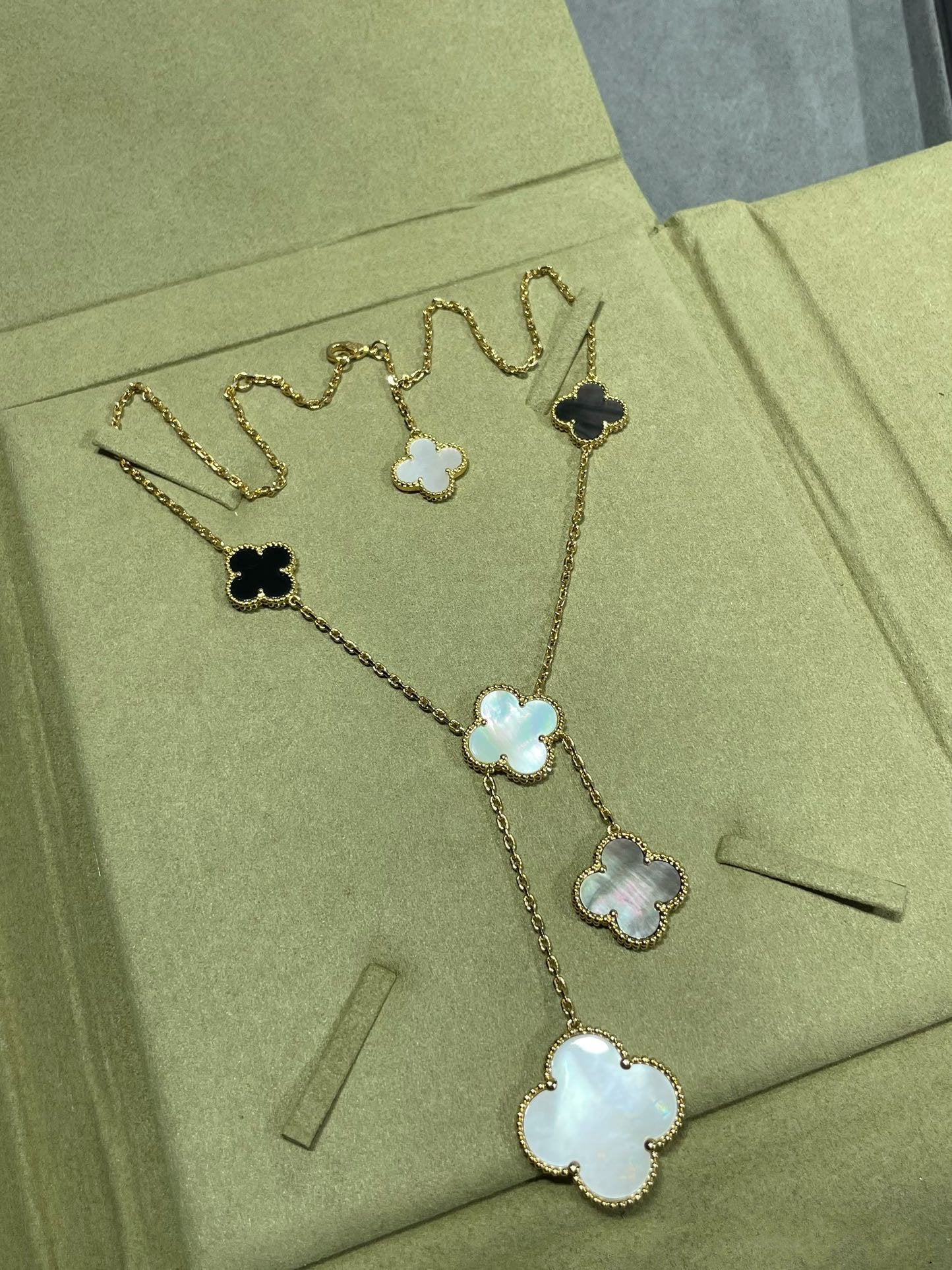 COLLAR DE ORO CON ÓNIX Y 6 MOTIVOS DE TRÉBOL DE DIANA
