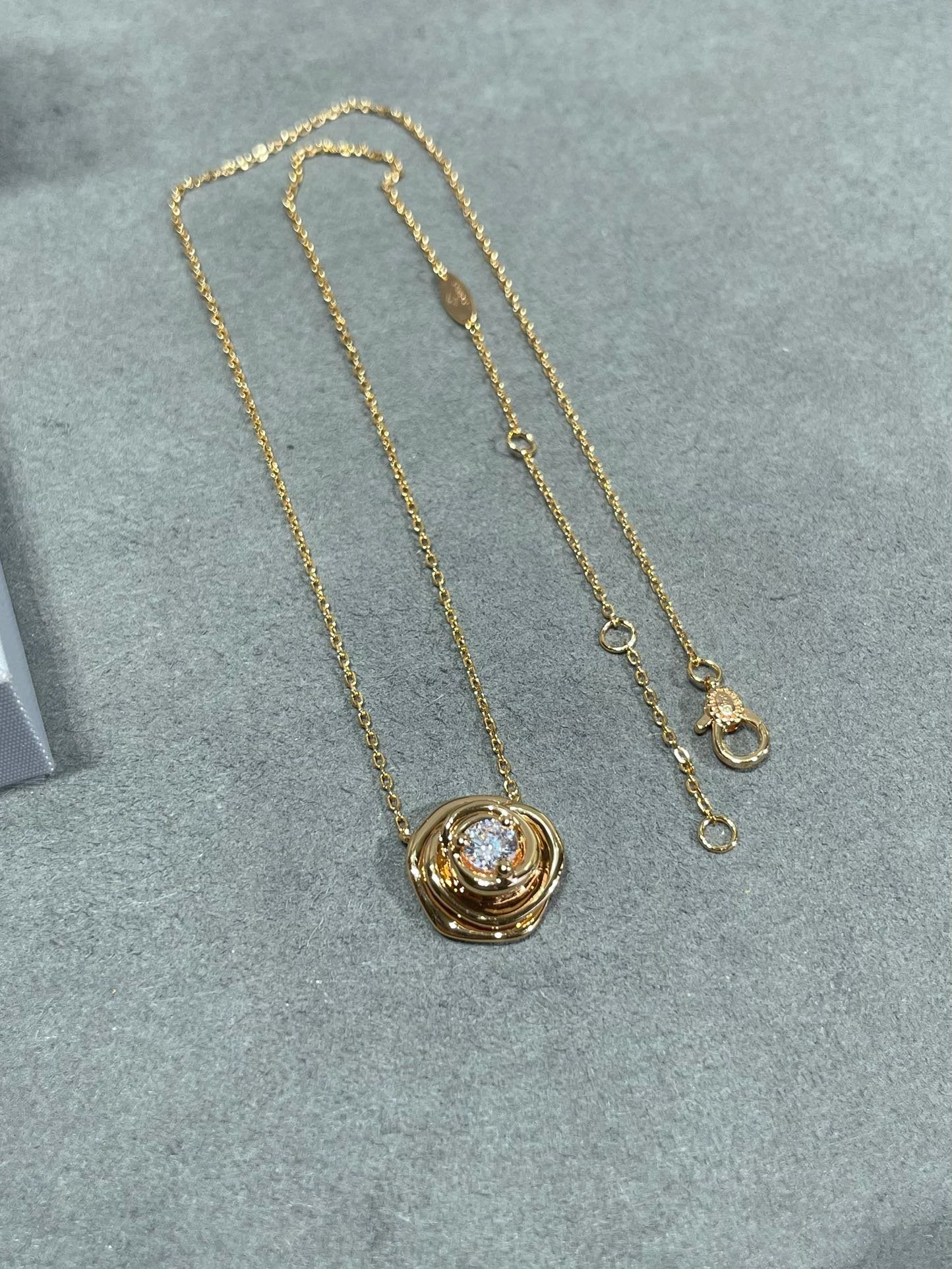 COLLIER ROSE COUTRE EN OR ROSE ET DIAMANTS