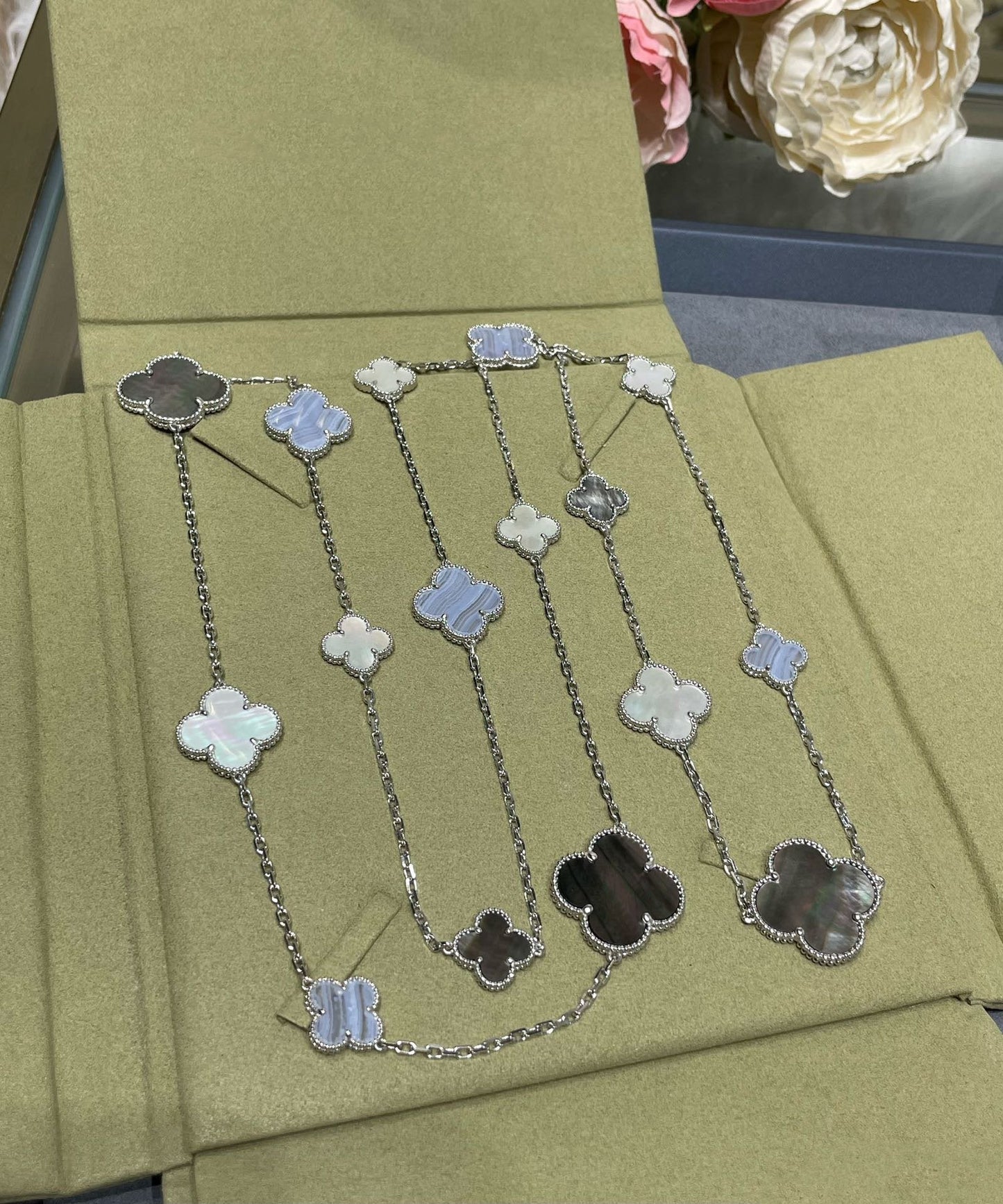 COLLAR DE PLATA CON CALCEDONIA Y 16 MOTIVOS DE TRÉBOL DE DIANA