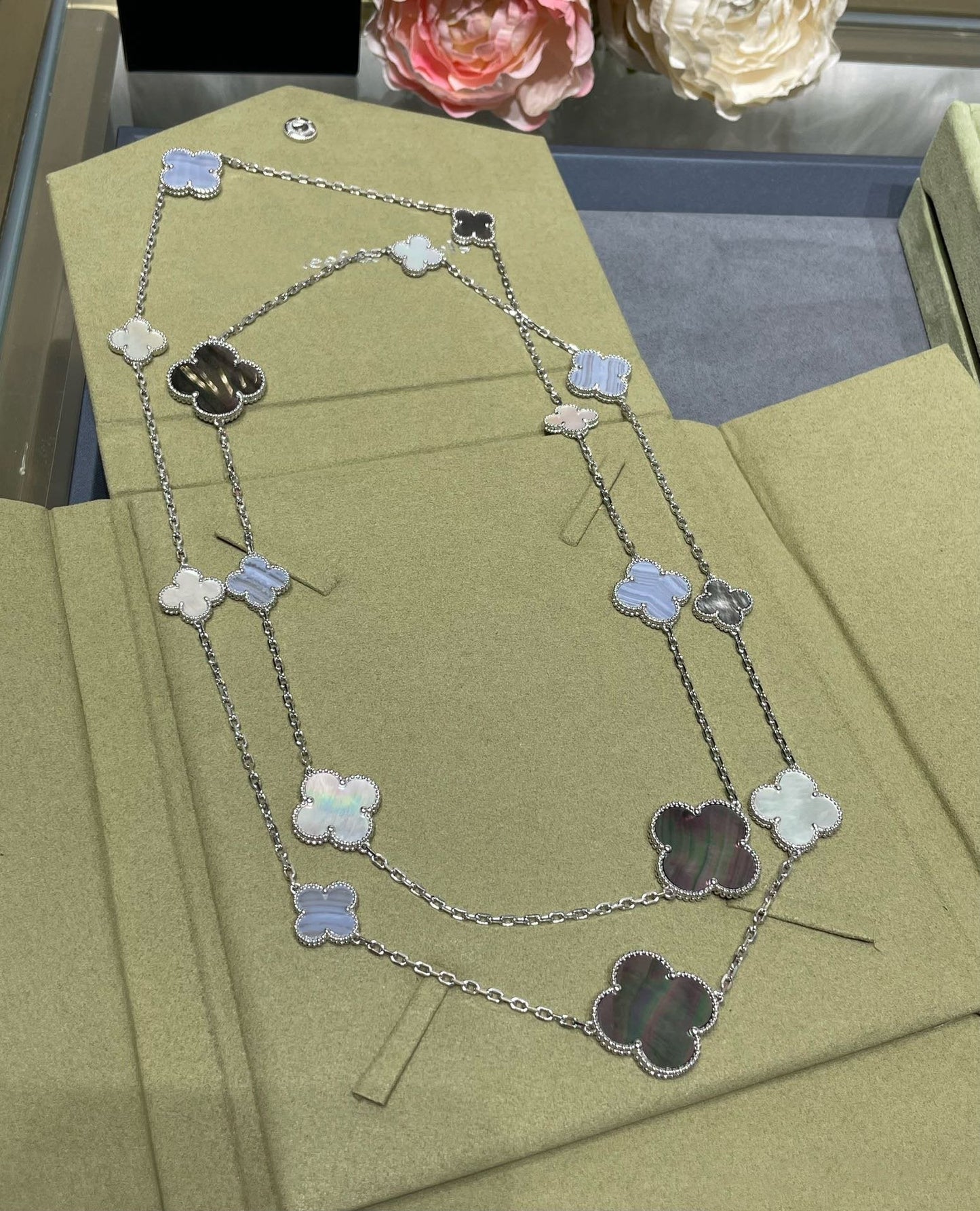 COLLAR DE PLATA CON CALCEDONIA Y 16 MOTIVOS DE TRÉBOL DE DIANA