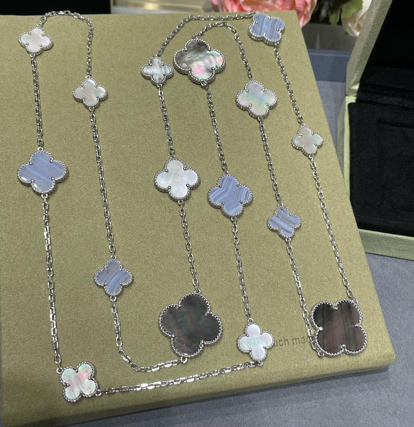 COLLAR DE PLATA CON CALCEDONIA Y 16 MOTIVOS DE TRÉBOL DE DIANA