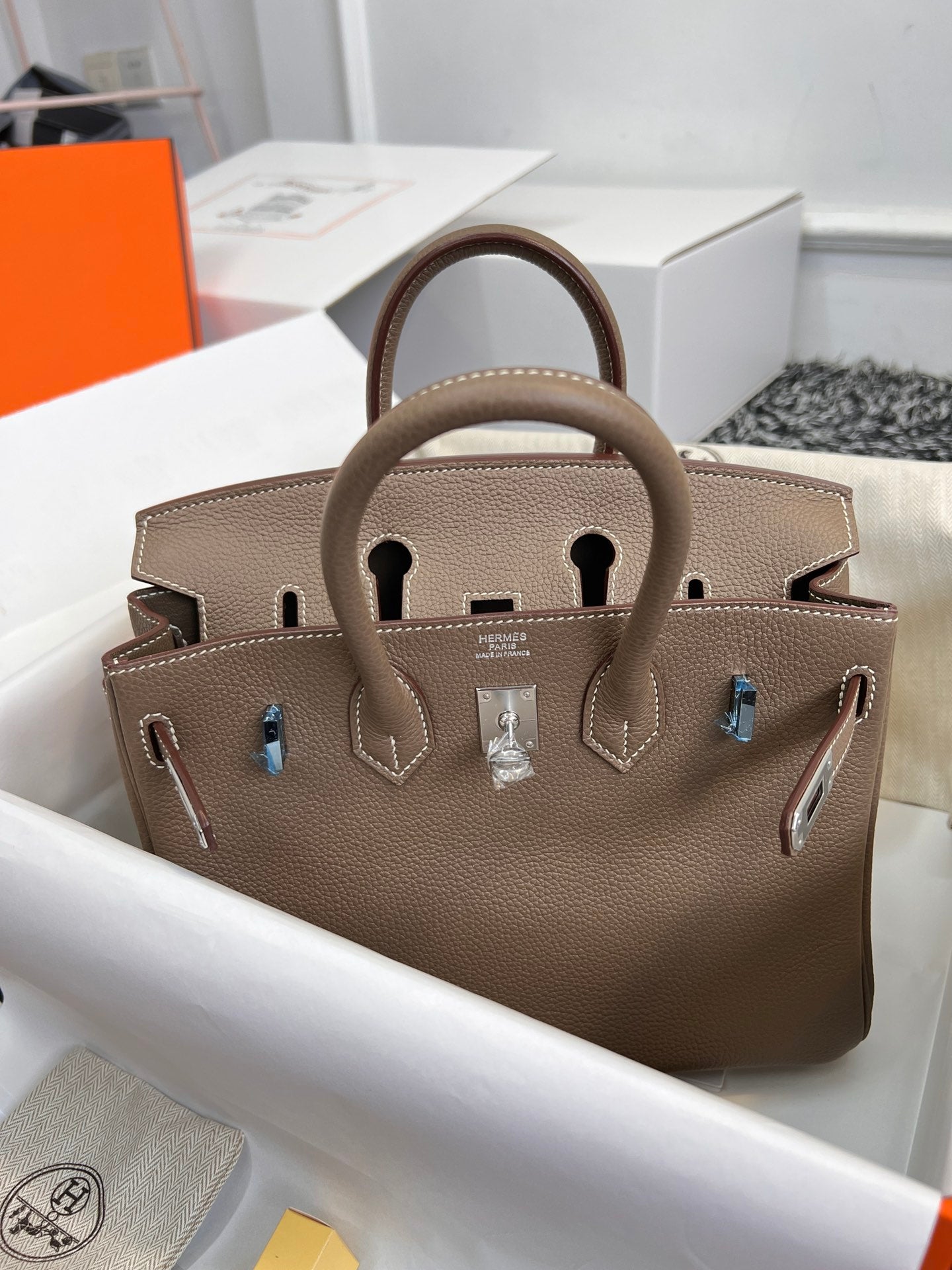Sac HM Birkin 25 cm en cuir Togo marron et accessoires argentés