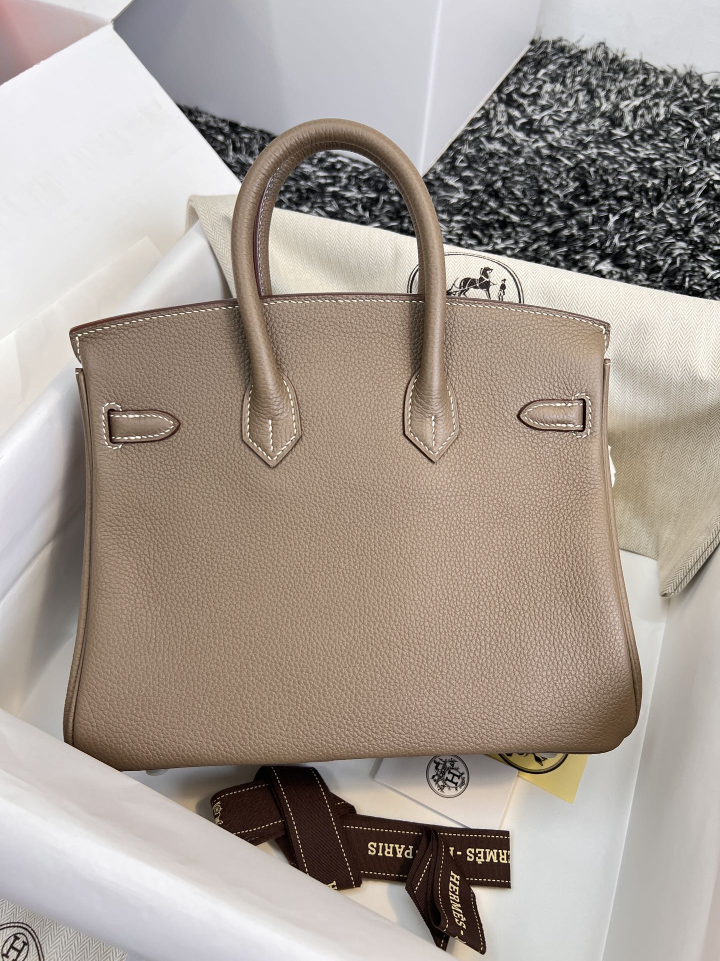 Sac HM Birkin 25 cm en cuir Togo marron et accessoires argentés