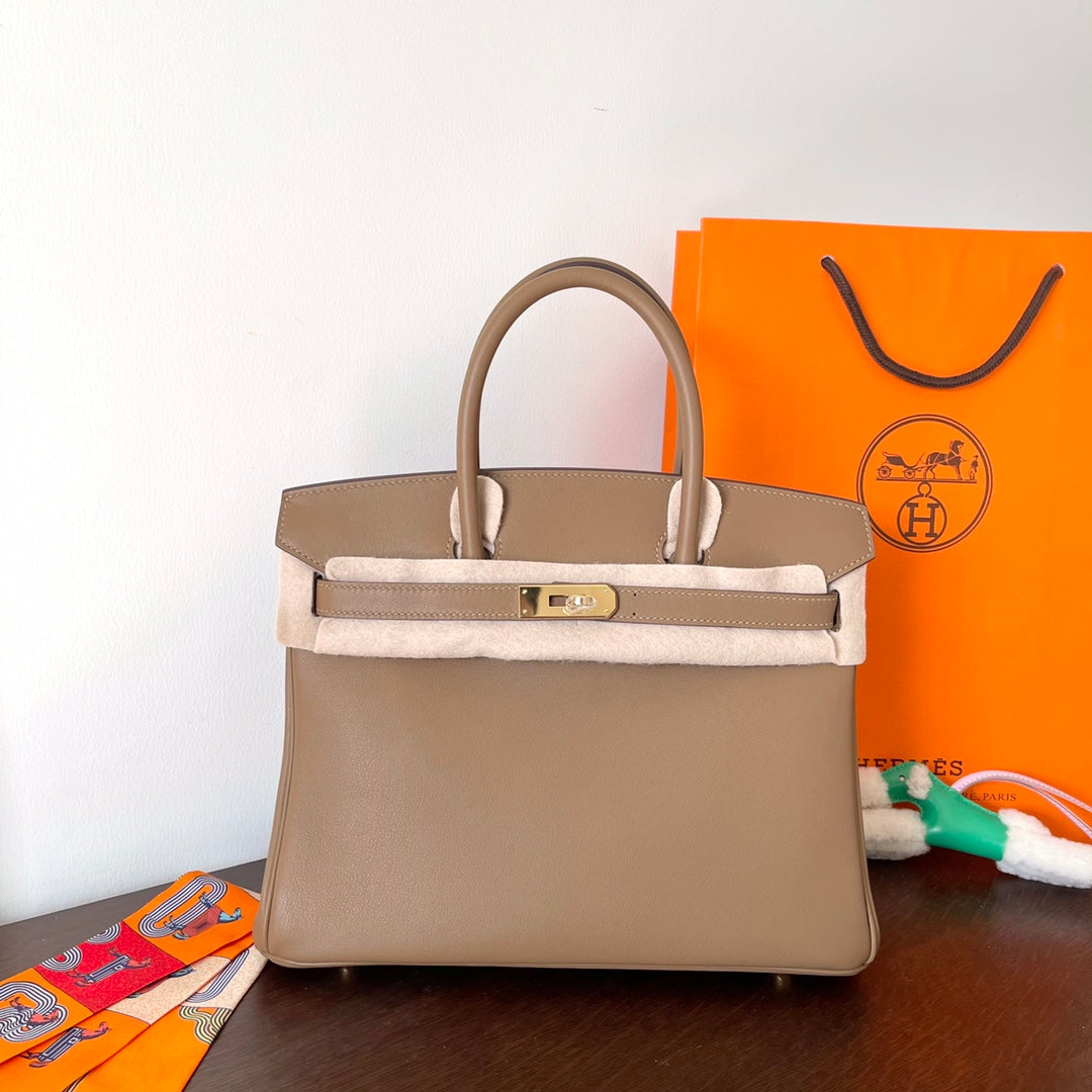 Sac HM Birkin 30 cm en cuir Swift beige, accessoires dorés