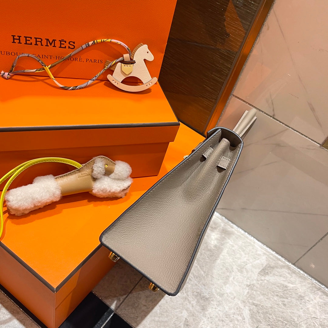 HM KELLY 25 CM PIEL EPSOM GRIS CON HERRAJES DORADOS