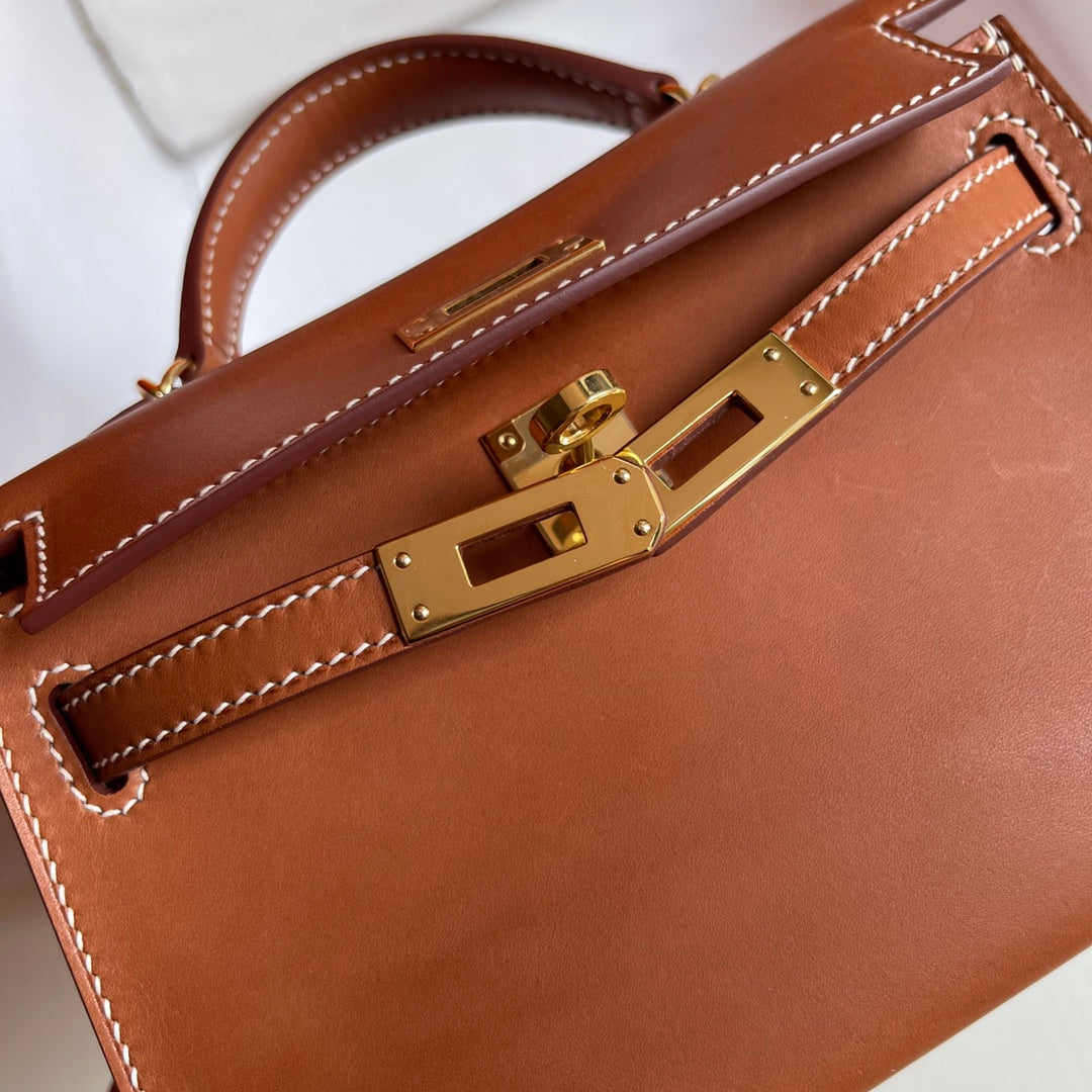 SILLA DE MONTAR HM KELLY DORADA DE 19 CM CON HERRAJES DE CUERO Y DORADO