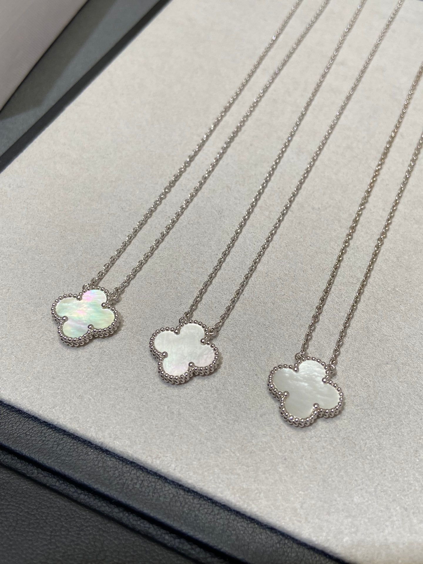 DIANA CLOVER MEDIUM SILVER WHITE MOP NECKLACE