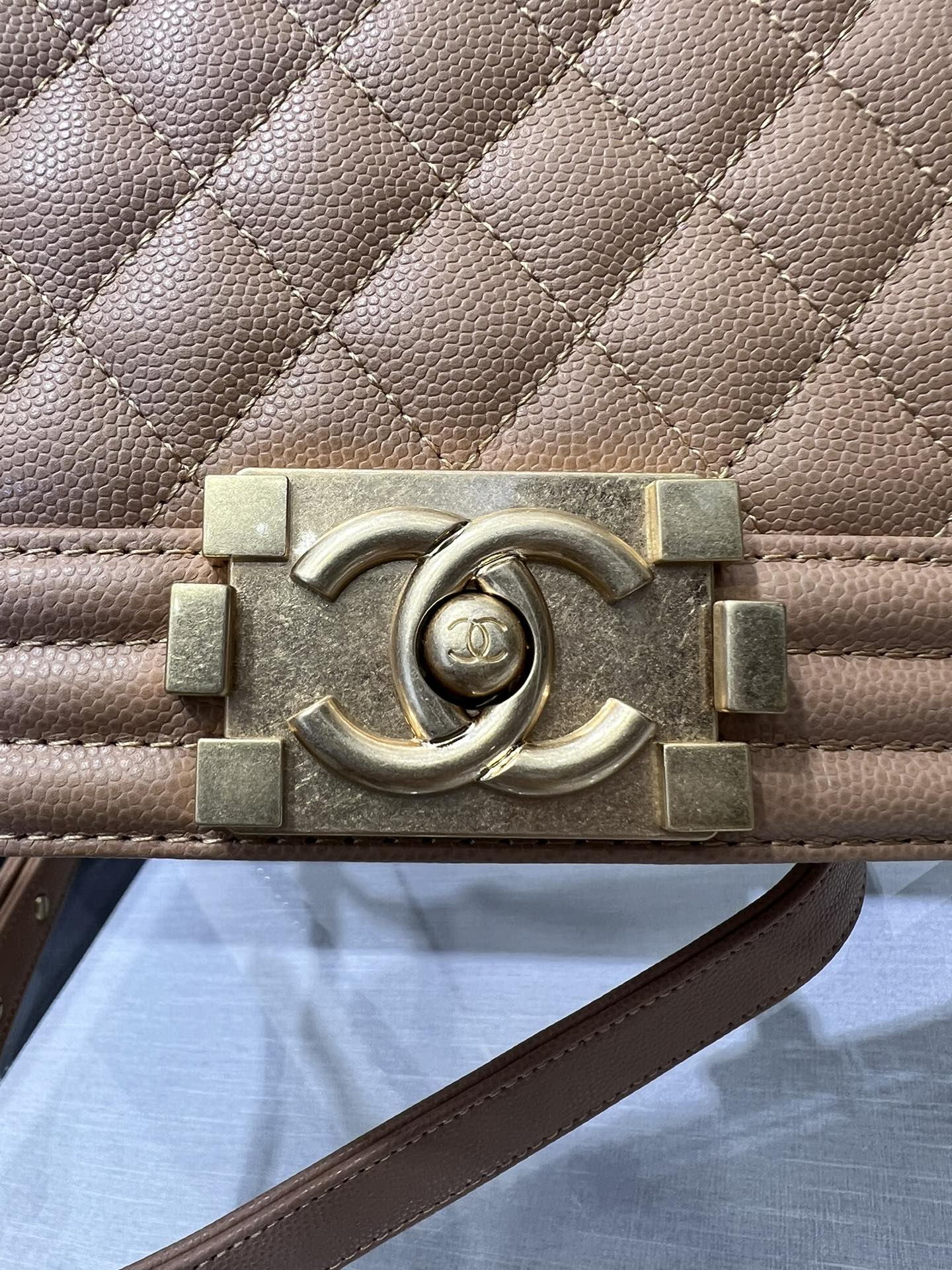 BOLSO NIÑO MEDIANO 25 MARRÓN CAVIAR DORADO HERRAMIENTAS