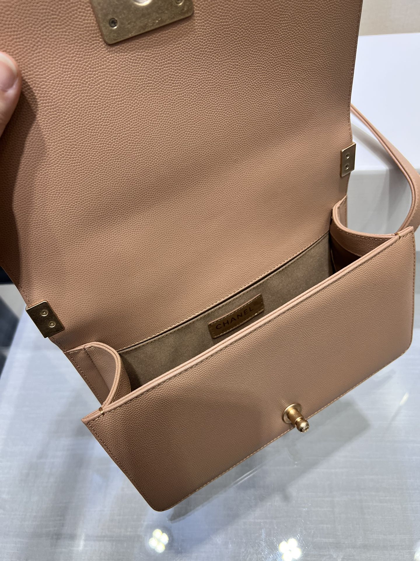 BOLSO NIÑO MEDIANO 25 MARRÓN CAVIAR DORADO HERRAMIENTAS