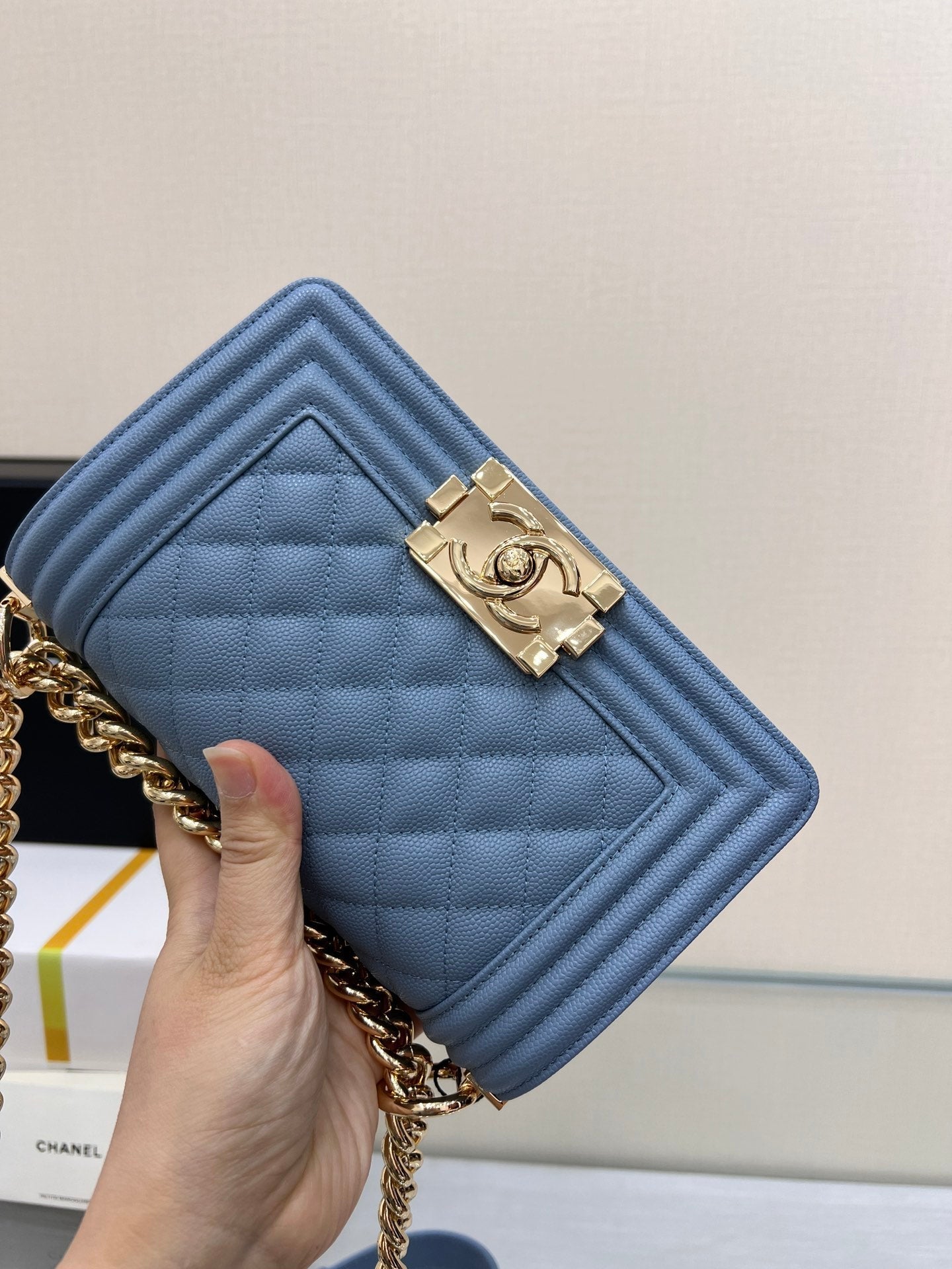 BOLSO NIÑO PEQUEÑO 20 AZUL CLARO CAVIAR DORADO HARDWARE