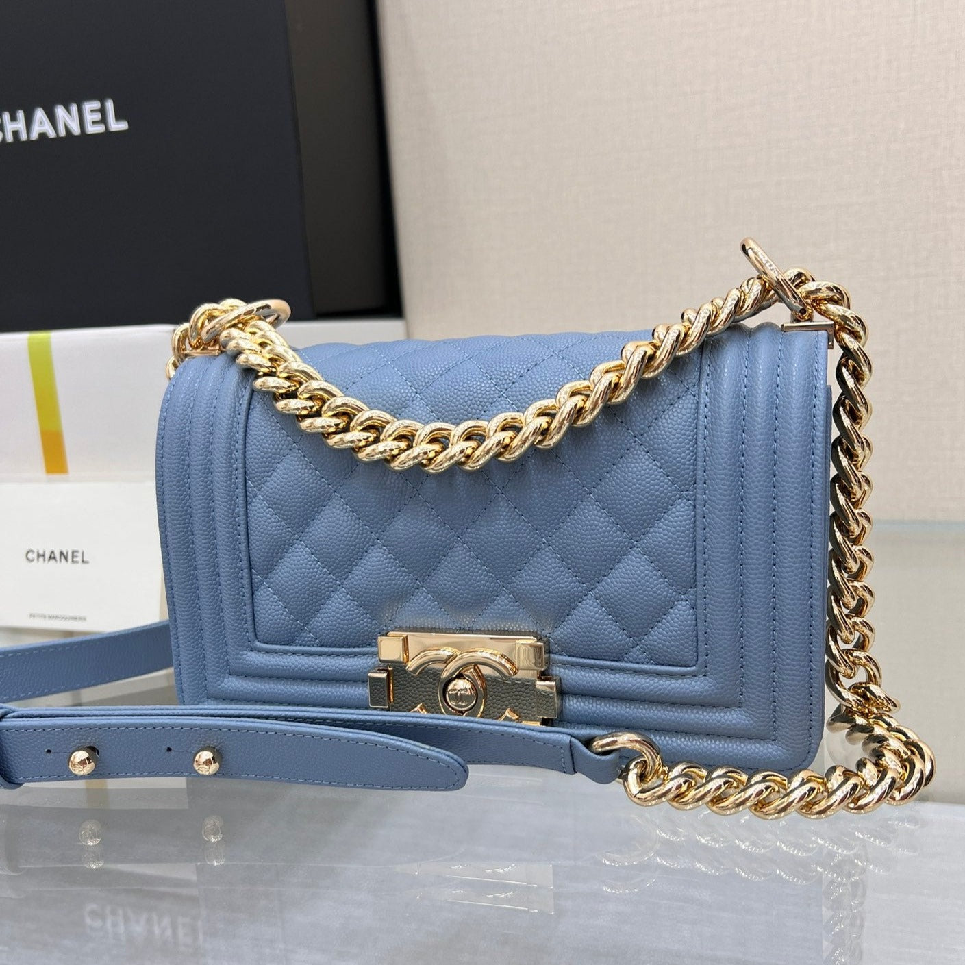 BOLSO NIÑO PEQUEÑO 20 AZUL CLARO CAVIAR DORADO HARDWARE