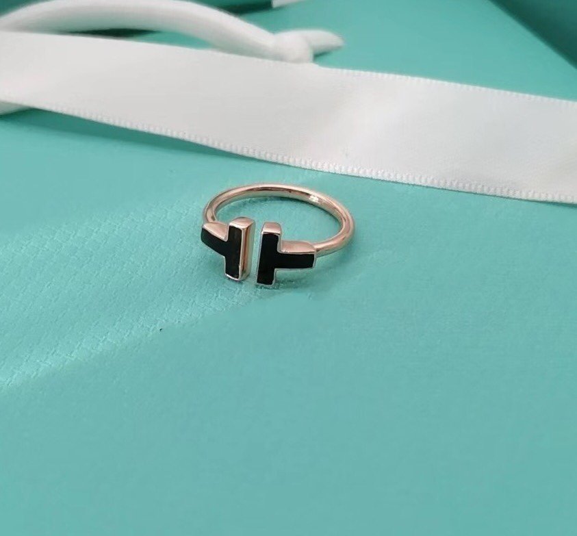 ANILLO PEQUEÑO DE ÓNIX EN ORO ROSA