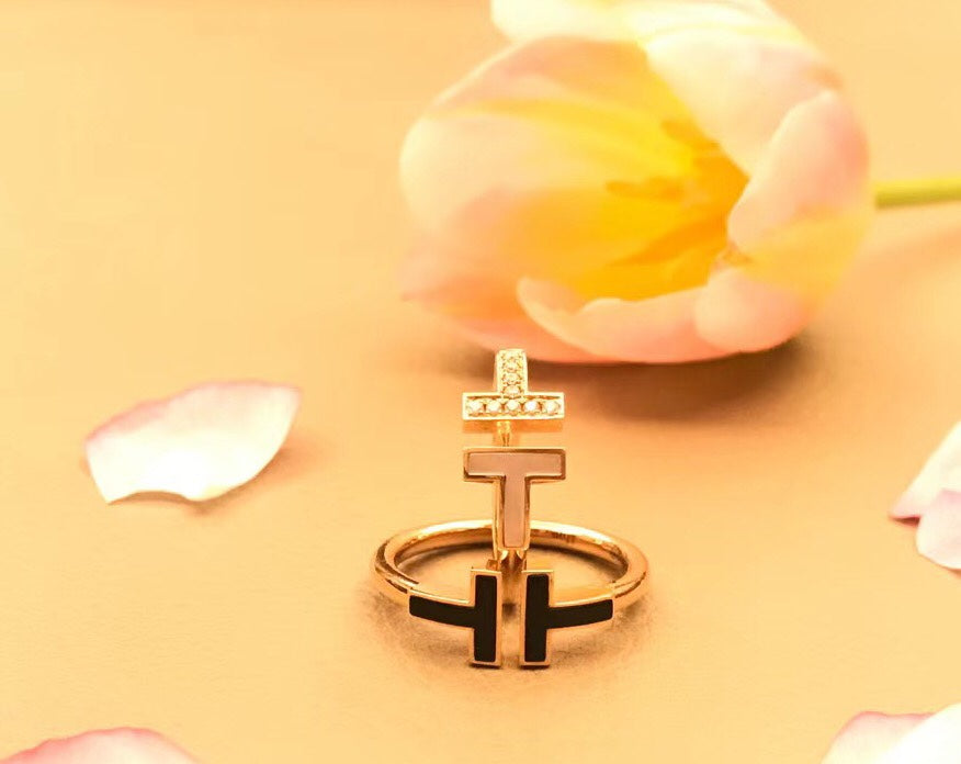ANILLO PEQUEÑO DE ÓNIX EN ORO ROSA