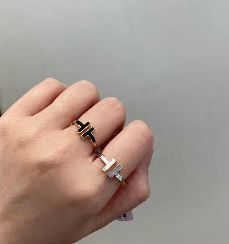 ANILLO PEQUEÑO DE ÓNIX EN ORO ROSA