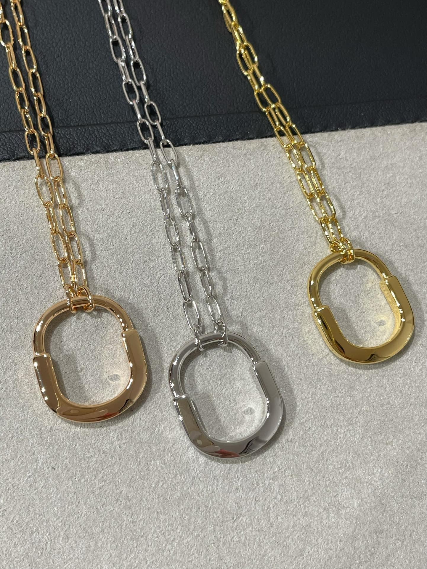 LOCK MEDIUM PENDANT DIAMOND NECKLACE