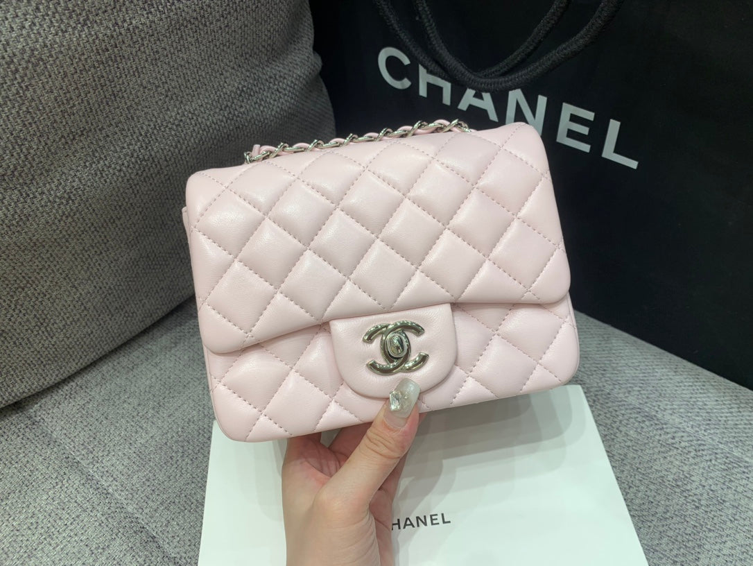 MINI BOLSO CUADRADO CON SOLAPA 17CM PIEL DE CORDERO ROSA HERRAJES PLATEADOS