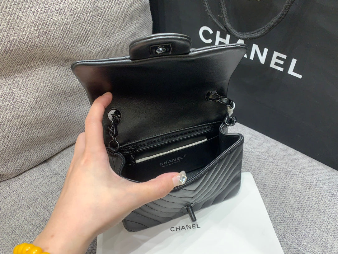 MINI BOLSO CUADRADO CON SOLAPA 17 CM PIEL DE CORDERO NEGRA CHEVRON HERRAJES NEGROS