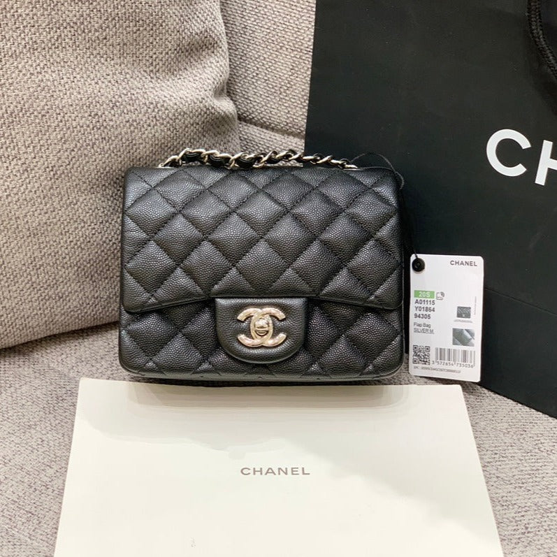MINI BOLSO CUADRADO CON SOLAPA 17 CM NEGRO CAVIAR HERRAJES PLATEADOS