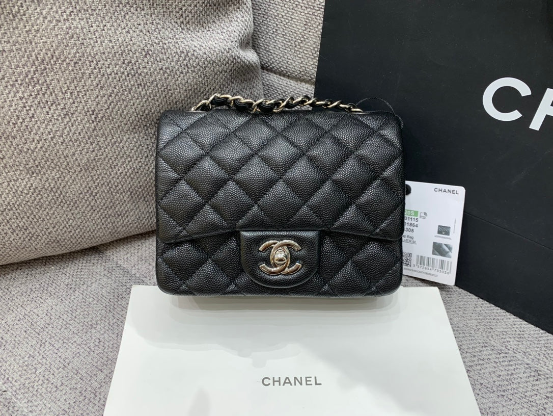 MINI BOLSO CUADRADO CON SOLAPA 17 CM NEGRO CAVIAR HERRAJES PLATEADOS