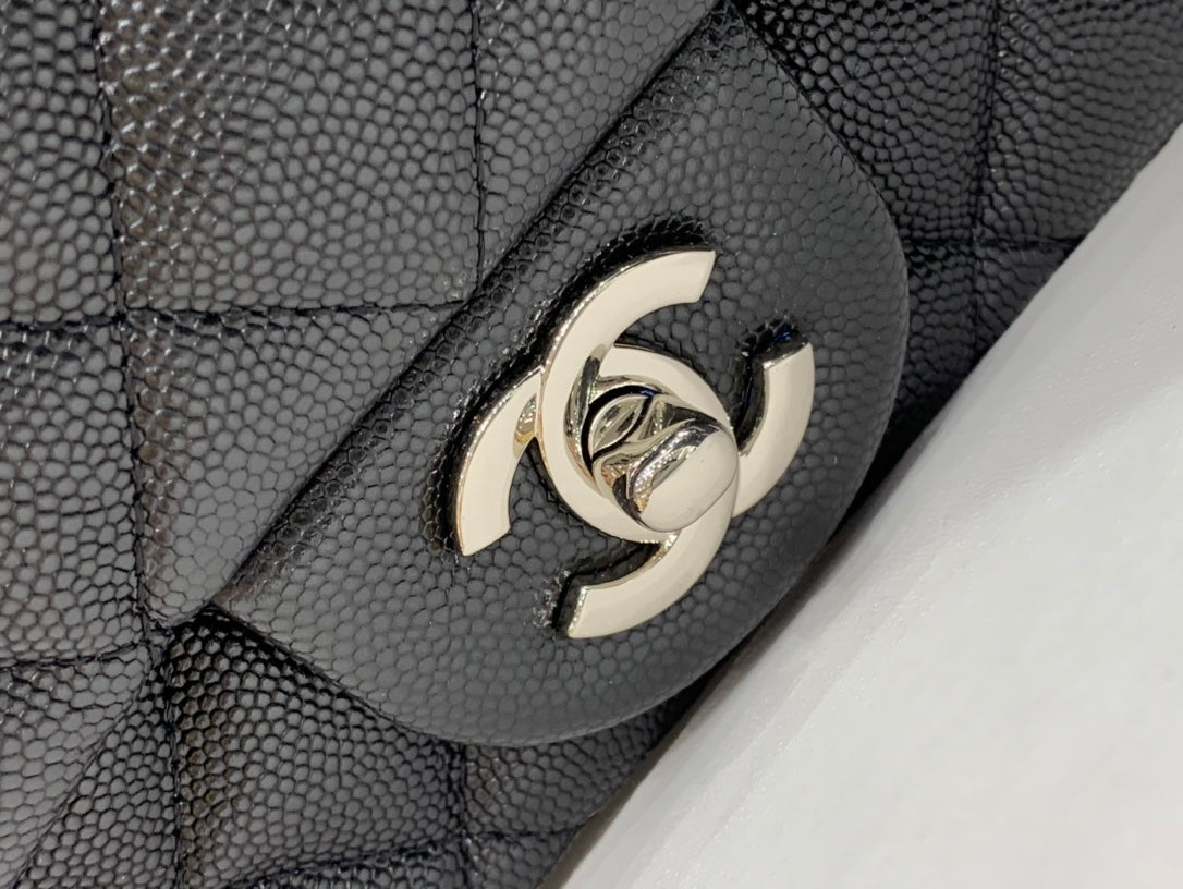 MINI BOLSO CUADRADO CON SOLAPA 17 CM NEGRO CAVIAR HERRAJES PLATEADOS