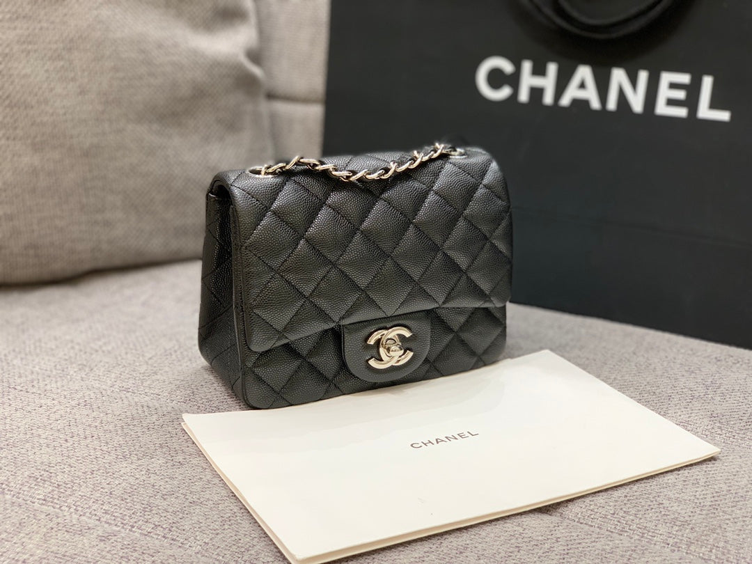 MINI BOLSO CUADRADO CON SOLAPA 17 CM NEGRO CAVIAR HERRAJES PLATEADOS