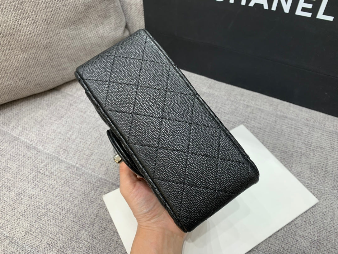 MINI BOLSO CUADRADO CON SOLAPA 17 CM NEGRO CAVIAR HERRAJES PLATEADOS