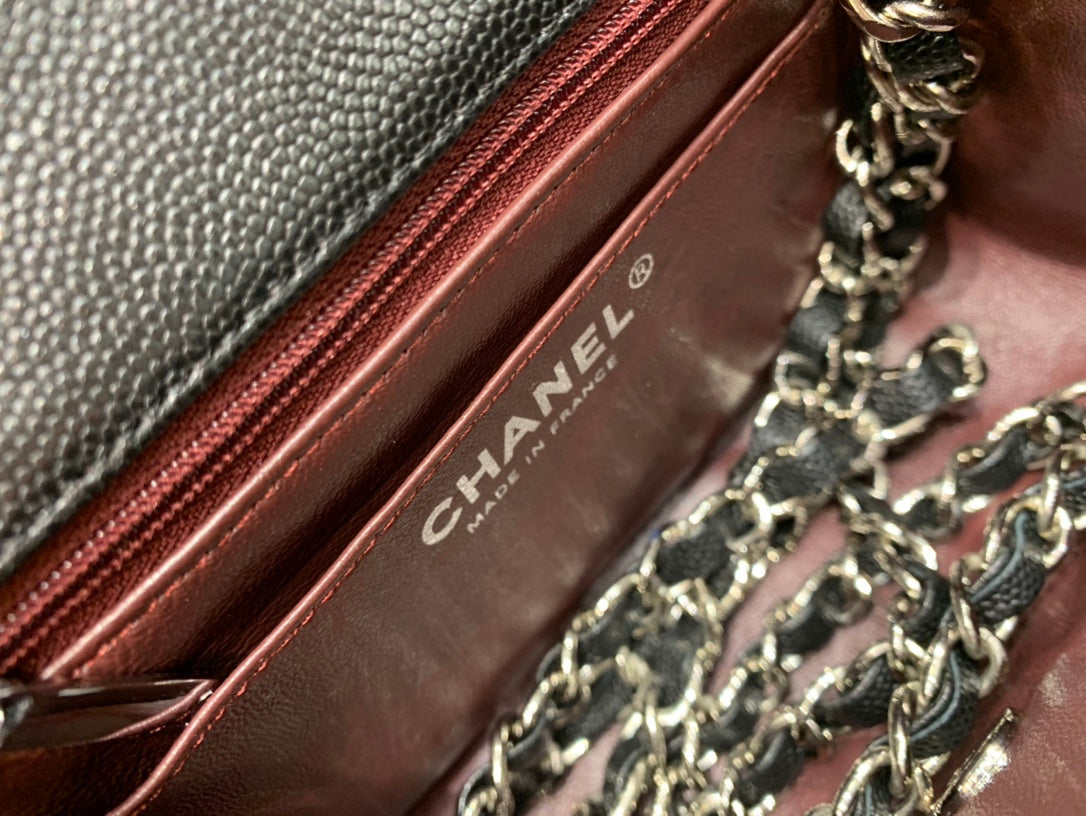 MINI BOLSO CUADRADO CON SOLAPA 17 CM NEGRO CAVIAR HERRAJES PLATEADOS