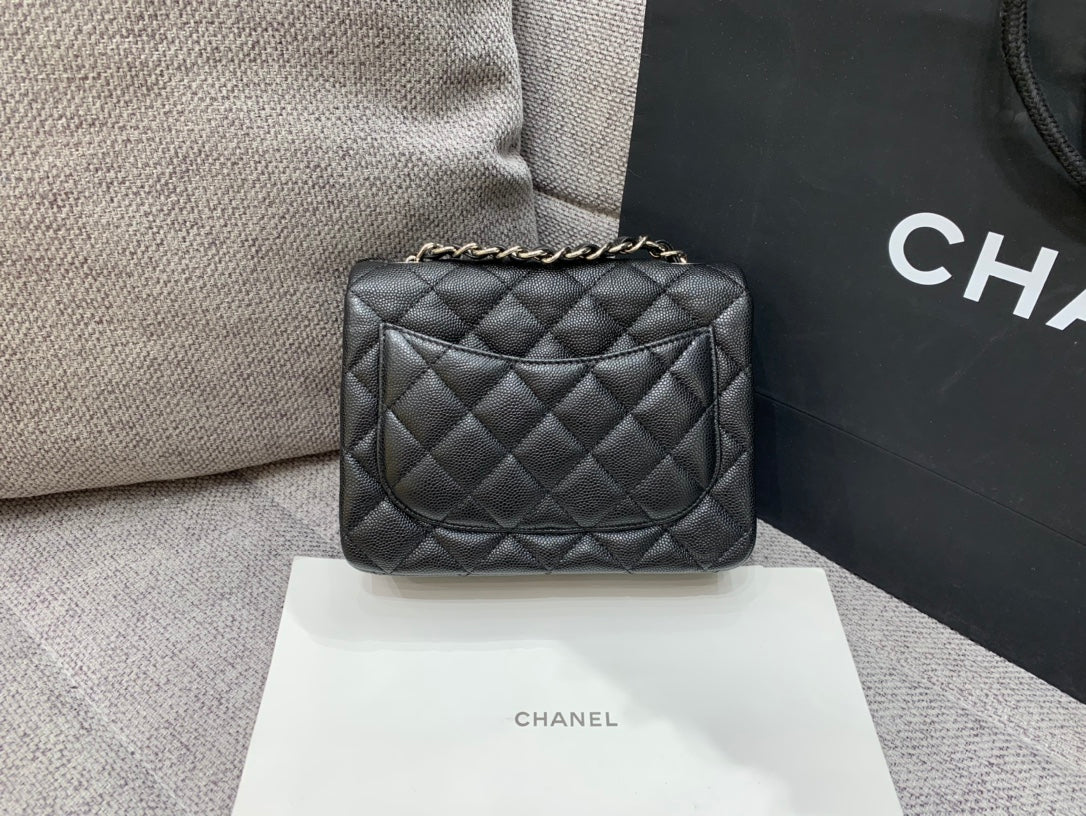 MINI BOLSO CUADRADO CON SOLAPA 17 CM NEGRO CAVIAR HERRAJES PLATEADOS
