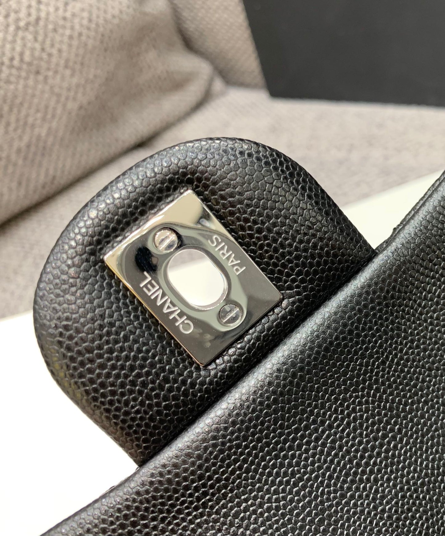 MINI BOLSO CUADRADO CON SOLAPA 17 CM NEGRO CAVIAR HERRAJES PLATEADOS
