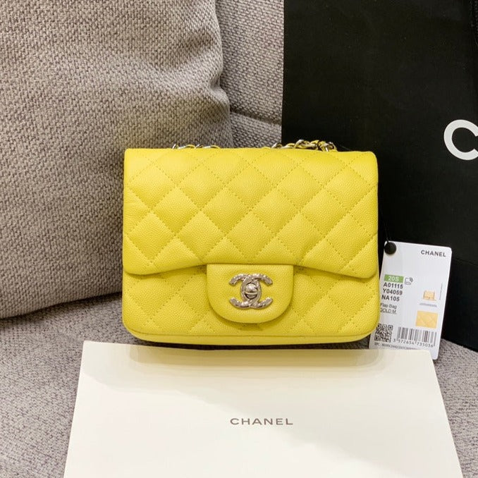 MINI BOLSO CUADRADO CON SOLAPA 17CM CAVIAR AMARILLO HERRAMIENTAS PLATEADAS