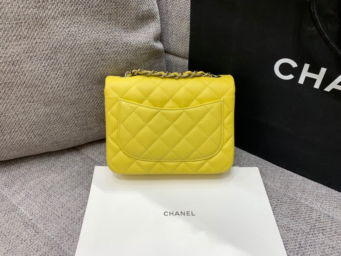 MINI BOLSO CUADRADO CON SOLAPA 17CM CAVIAR AMARILLO HERRAMIENTAS PLATEADAS