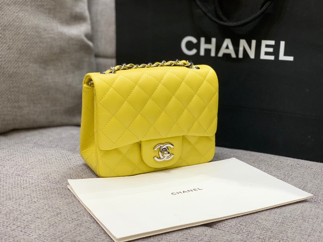 MINI BOLSO CUADRADO CON SOLAPA 17CM CAVIAR AMARILLO HERRAMIENTAS PLATEADAS