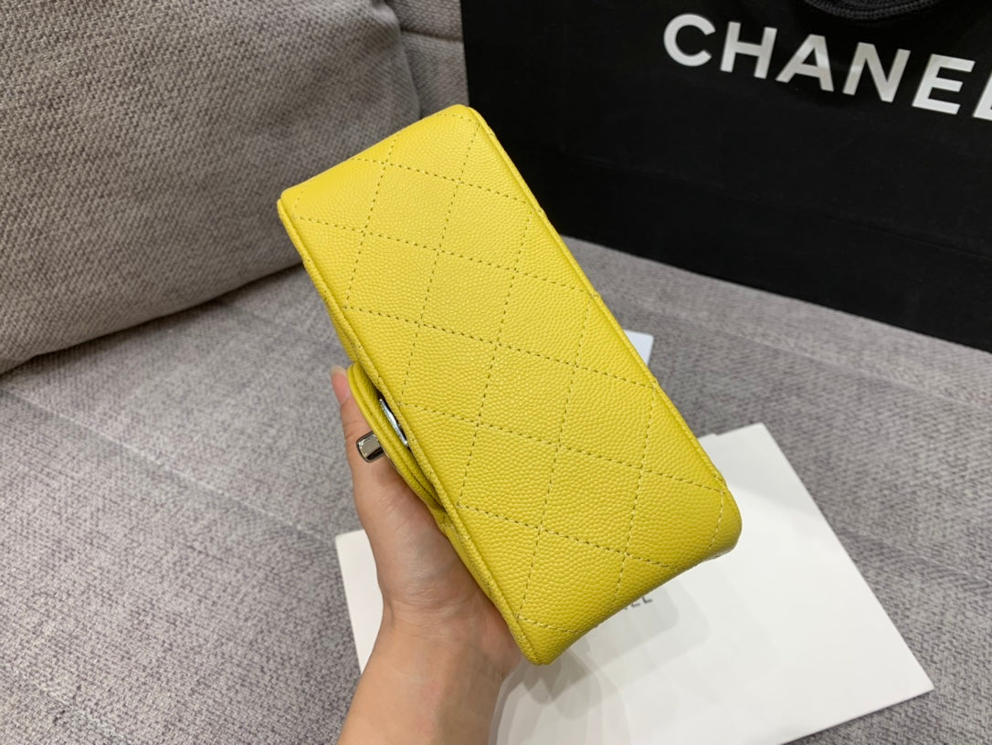 MINI BOLSO CUADRADO CON SOLAPA 17CM CAVIAR AMARILLO HERRAMIENTAS PLATEADAS