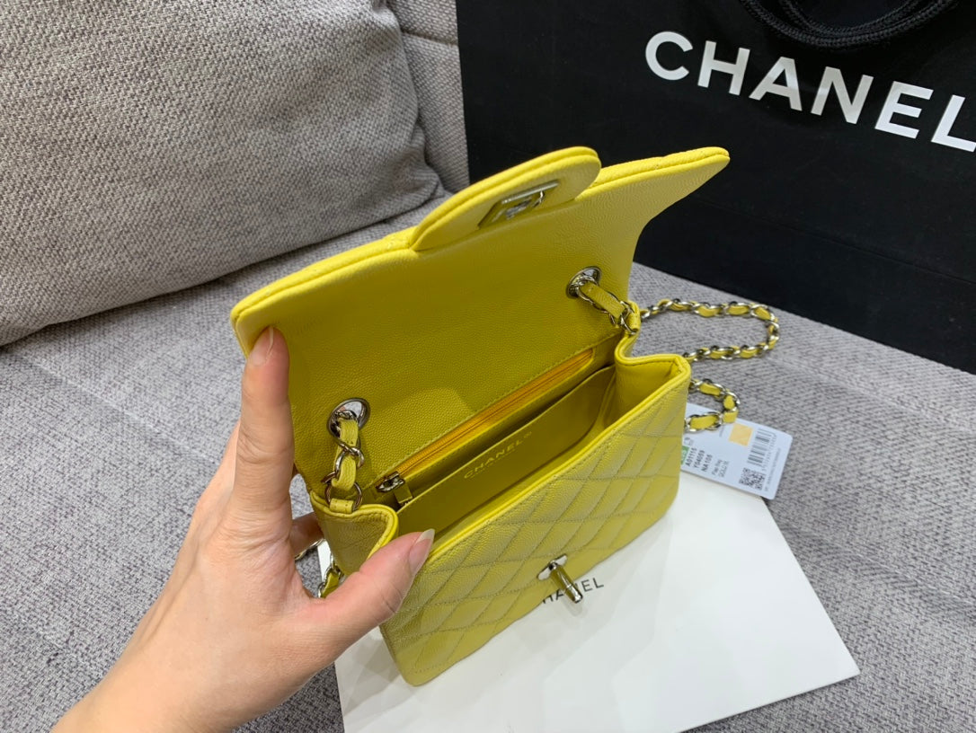 MINI BOLSO CUADRADO CON SOLAPA 17CM CAVIAR AMARILLO HERRAMIENTAS PLATEADAS