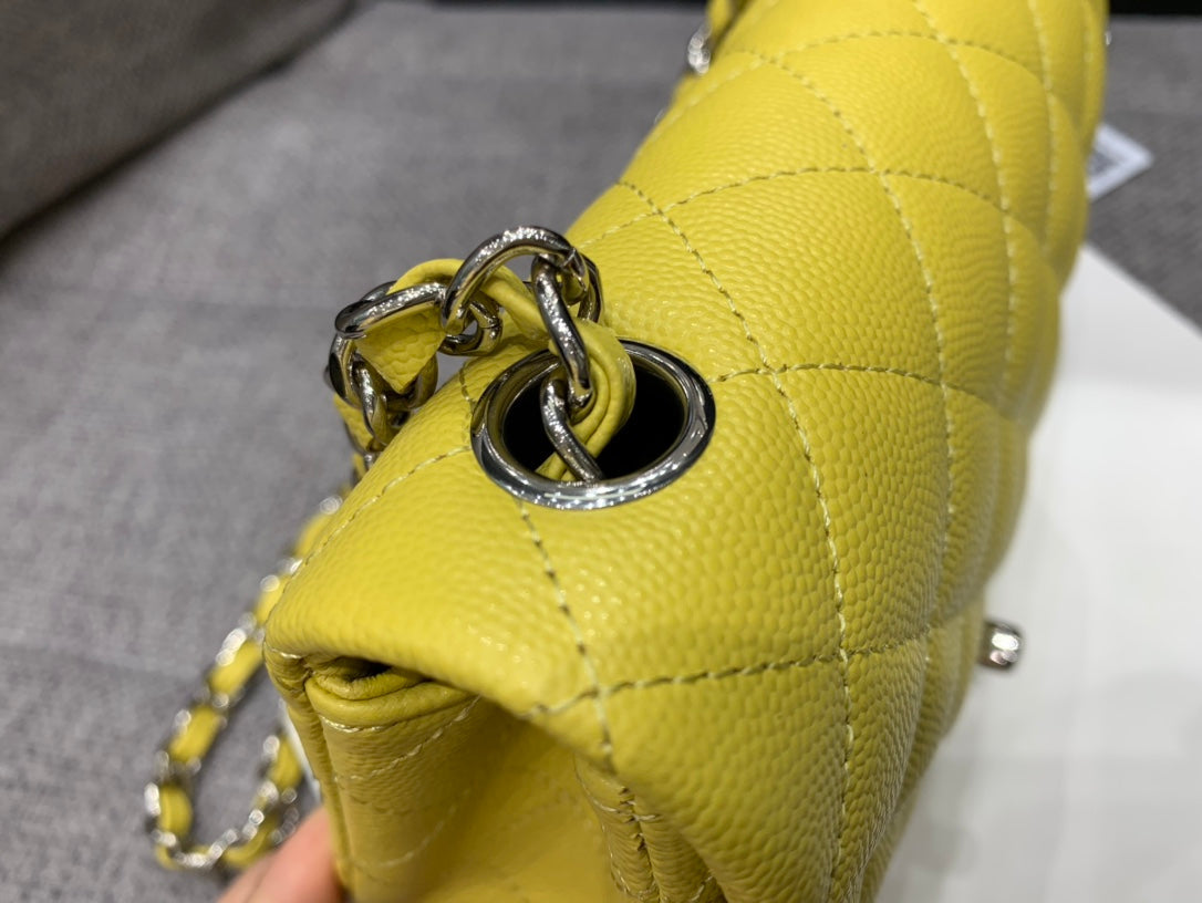 MINI BOLSO CUADRADO CON SOLAPA 17CM CAVIAR AMARILLO HERRAMIENTAS PLATEADAS