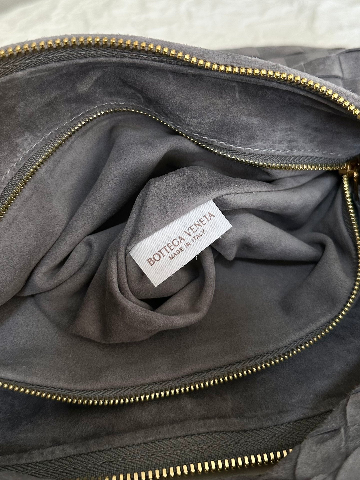 BV SMALL JODIE 48CM PIEL GAMUZA GRIS