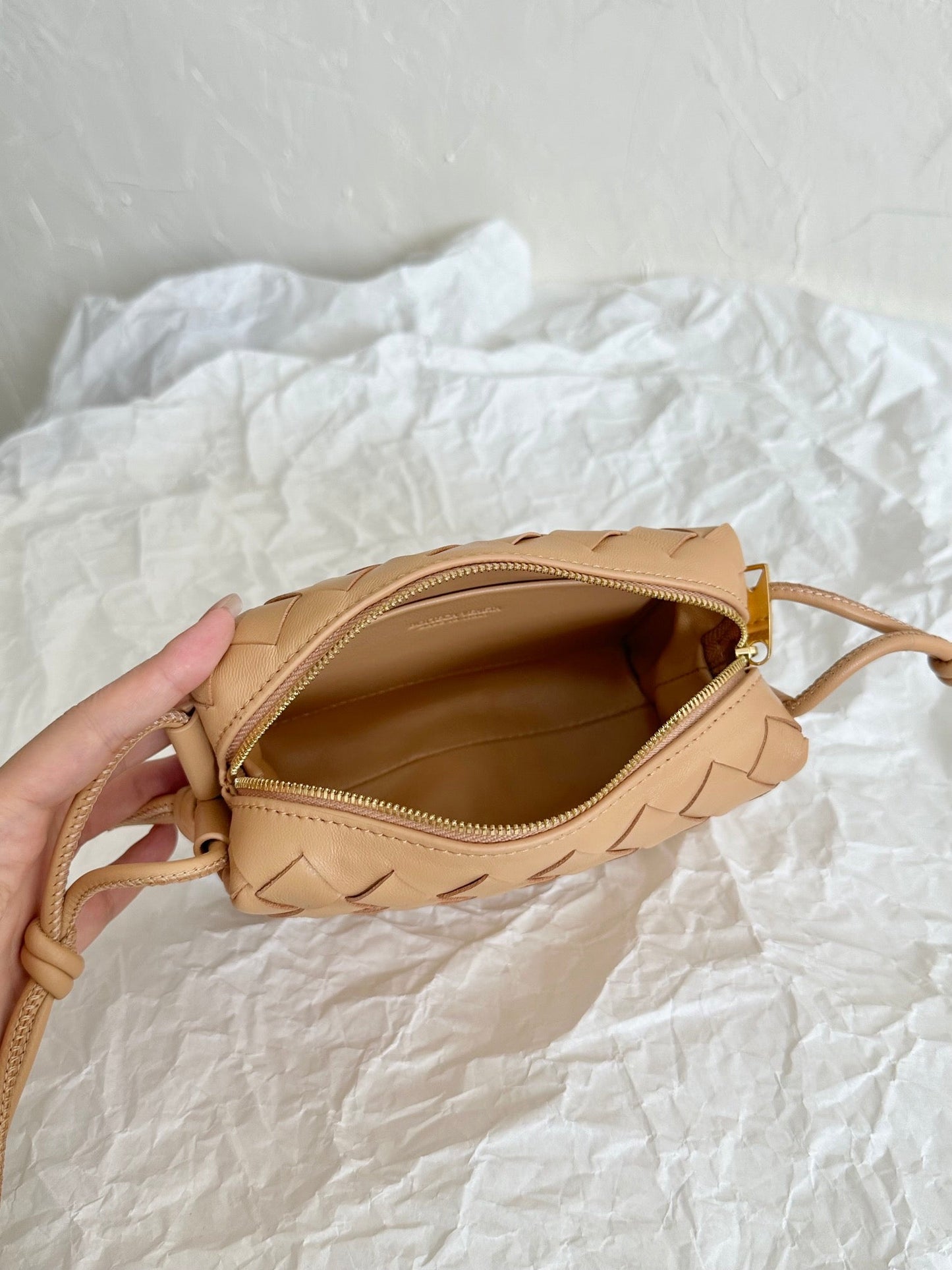 BV LOOP MINI 17CM PIEL DE BECERRO BEIGE