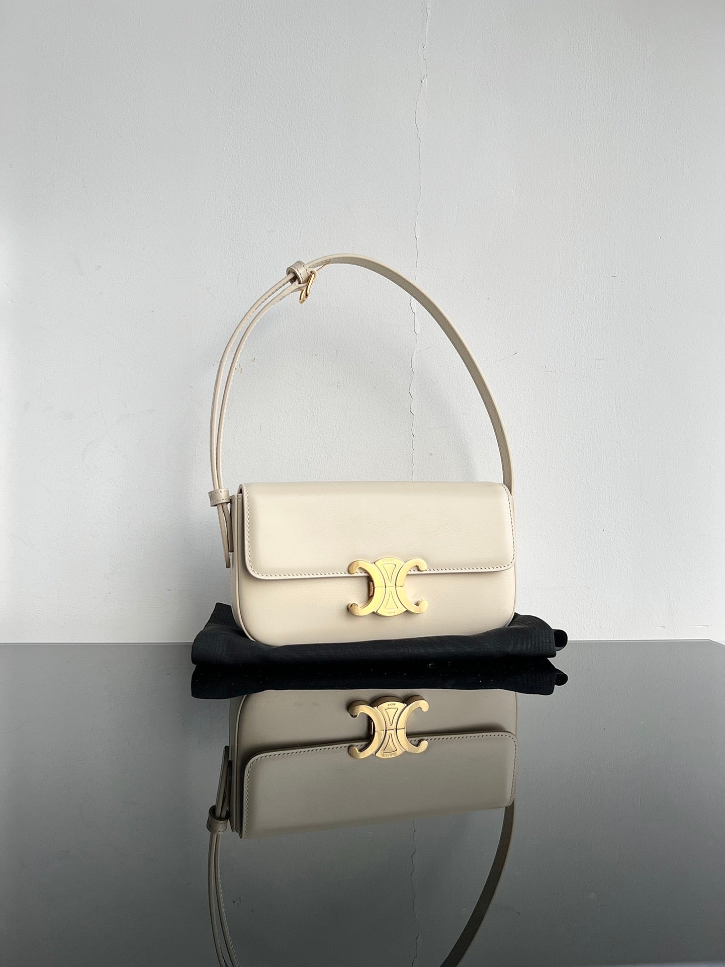 CLASSIC TRIOMPHE 20 PIEL DE BECERRO CREMA CON HERRAJES DORADOS