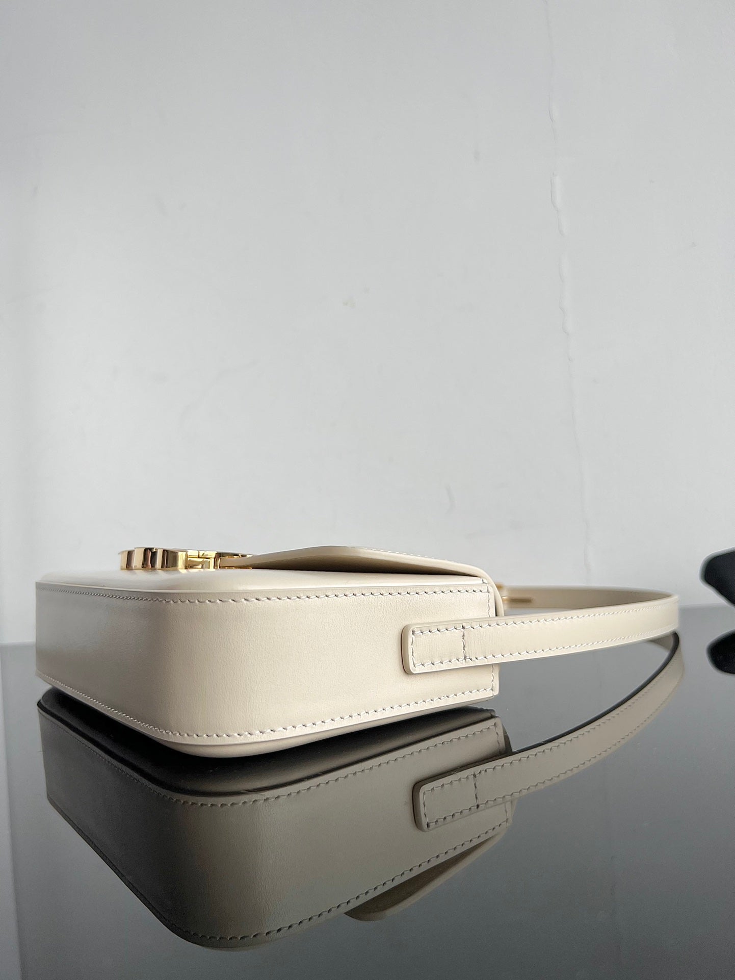 CLASSIC TRIOMPHE 20 PIEL DE BECERRO CREMA CON HERRAJES DORADOS