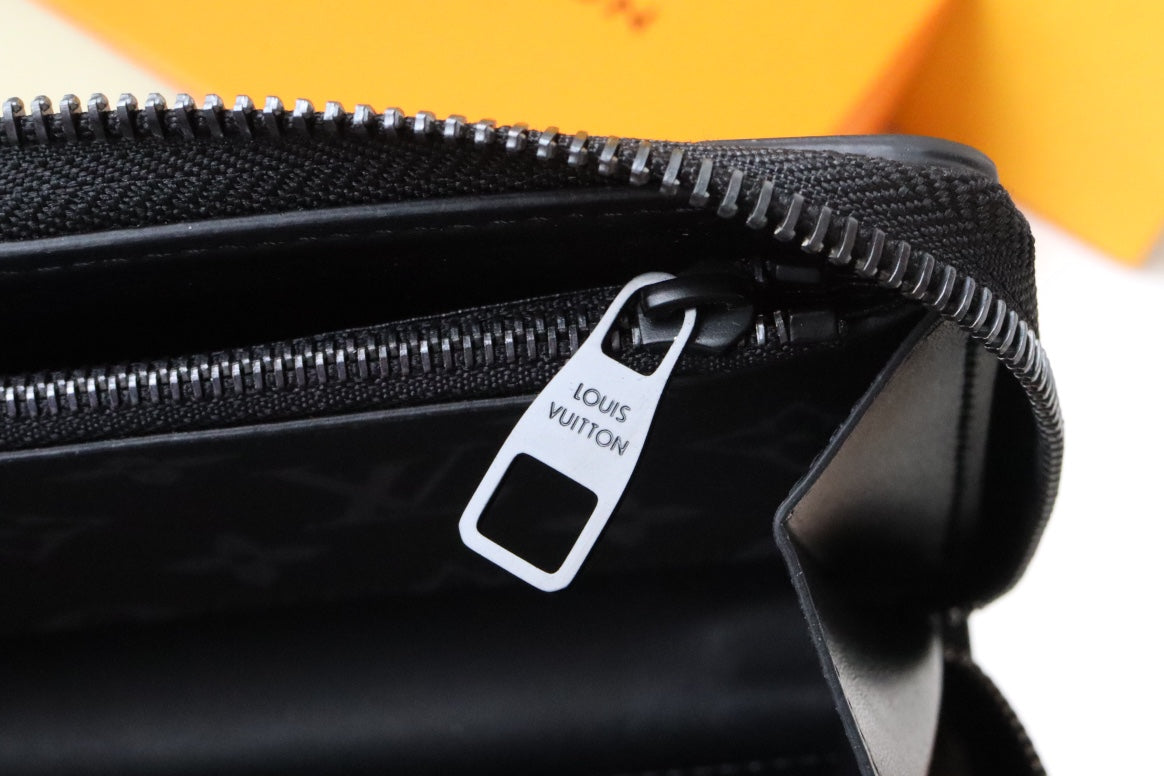 CARTERA TRUNK ZIPPY 19.5 LONA NEGRA CON MONOGRAMA