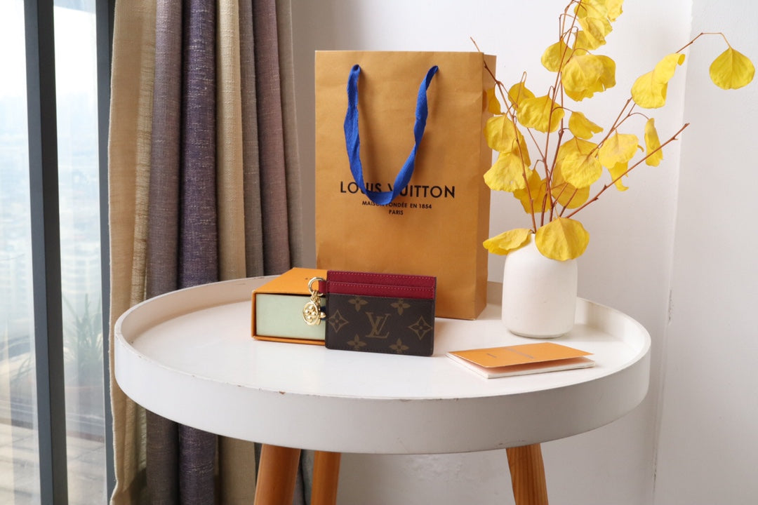 TARJETA CHARM LONA MONOGRAMA MARRÓN BORGOÑA